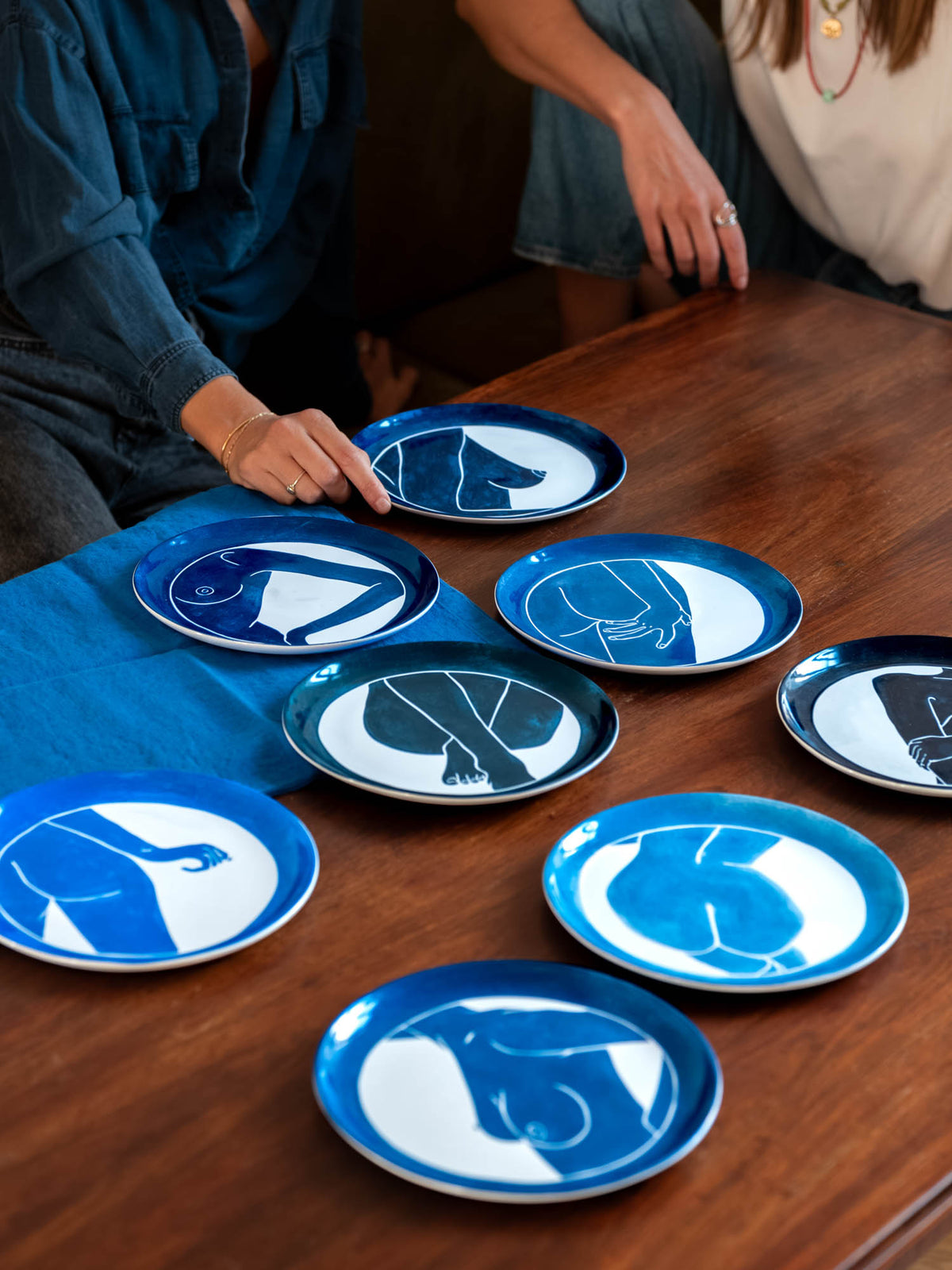Assiettes Nus Bleus – Céladon x Faustine Badrichani