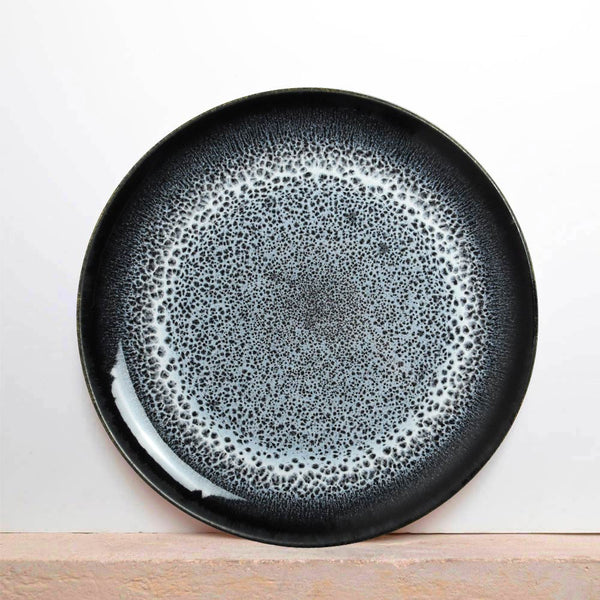 Assiette plate noire 25 cm Apy - La Table d'Arc