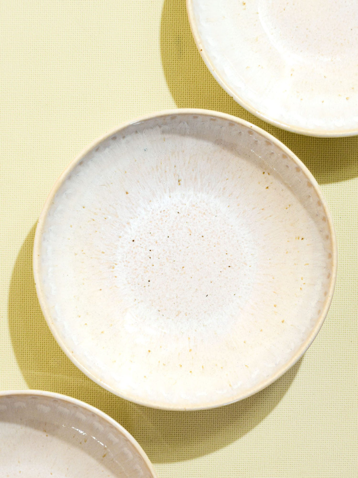 Assiette creuse en céramique émail blanc audacieux Céladon, détail de l'émail