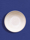 Assiette creuse en céramique émail blanc audacieux Céladon, sur fond coloré