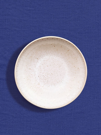 Assiette creuse en céramique émail blanc audacieux Céladon, sur fond coloré