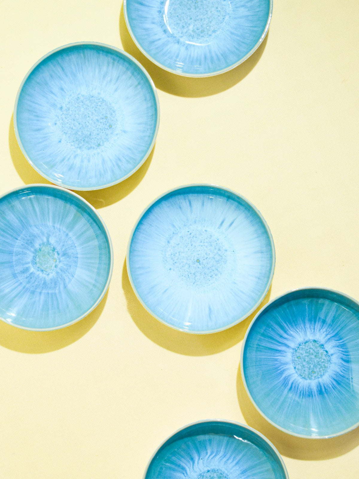 Assiette creuse en céramique émail bleu água Céladon, vue de dessus