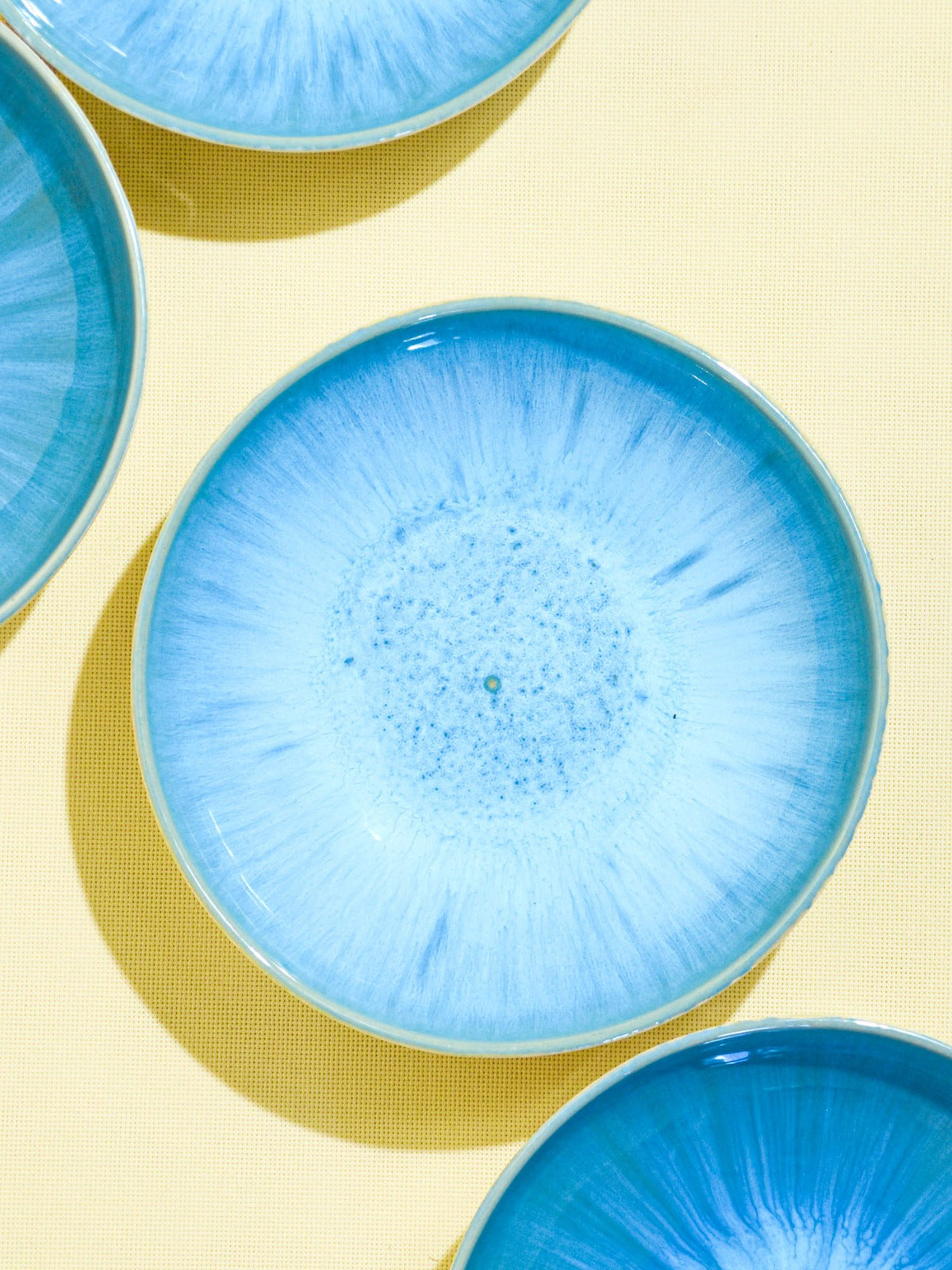 Assiette creuse en céramique émail bleu água Céladon, détail de l'émail