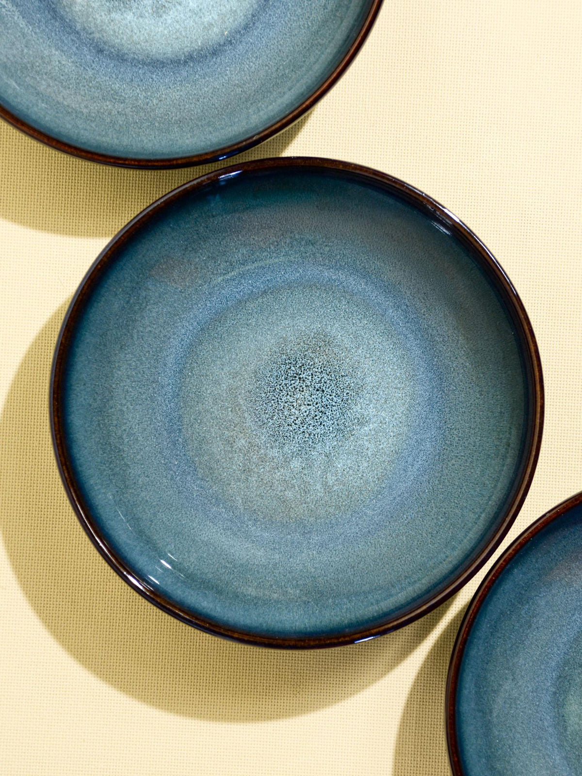 Assiette creuse en céramique émail bleu brume Céladon, détail de l'émail