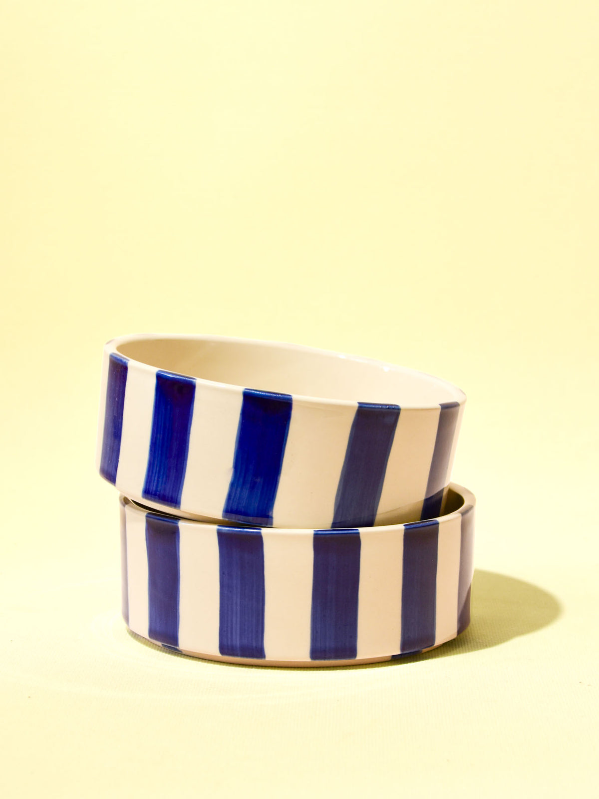Assiette creuse en céramique motif Linhas bleu Céladon, en pile