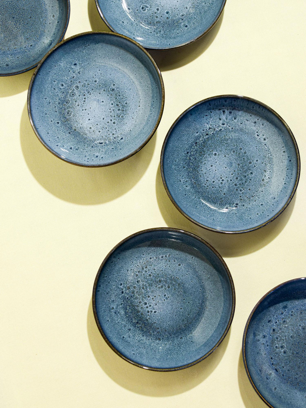 Assiette creuse en céramique émail bleu marin Céladon, vue de dessus