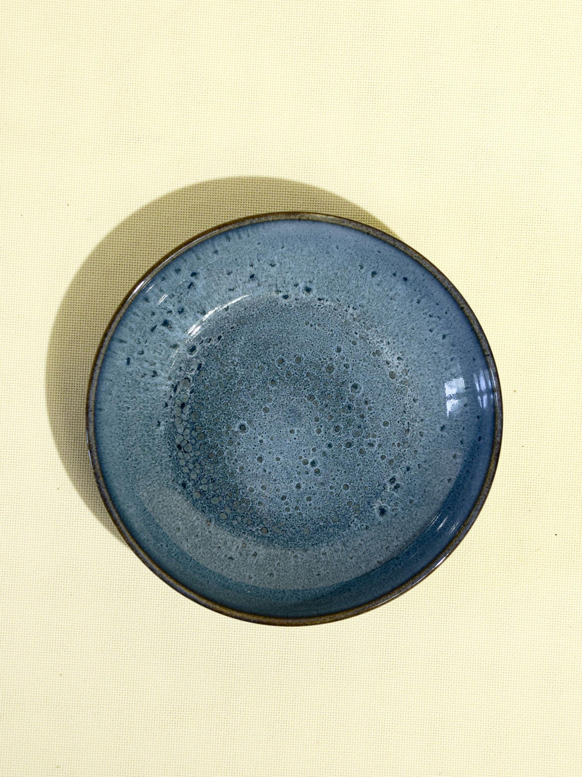 Assiette creuse en céramique émail bleu marin Céladon, vue de dessus