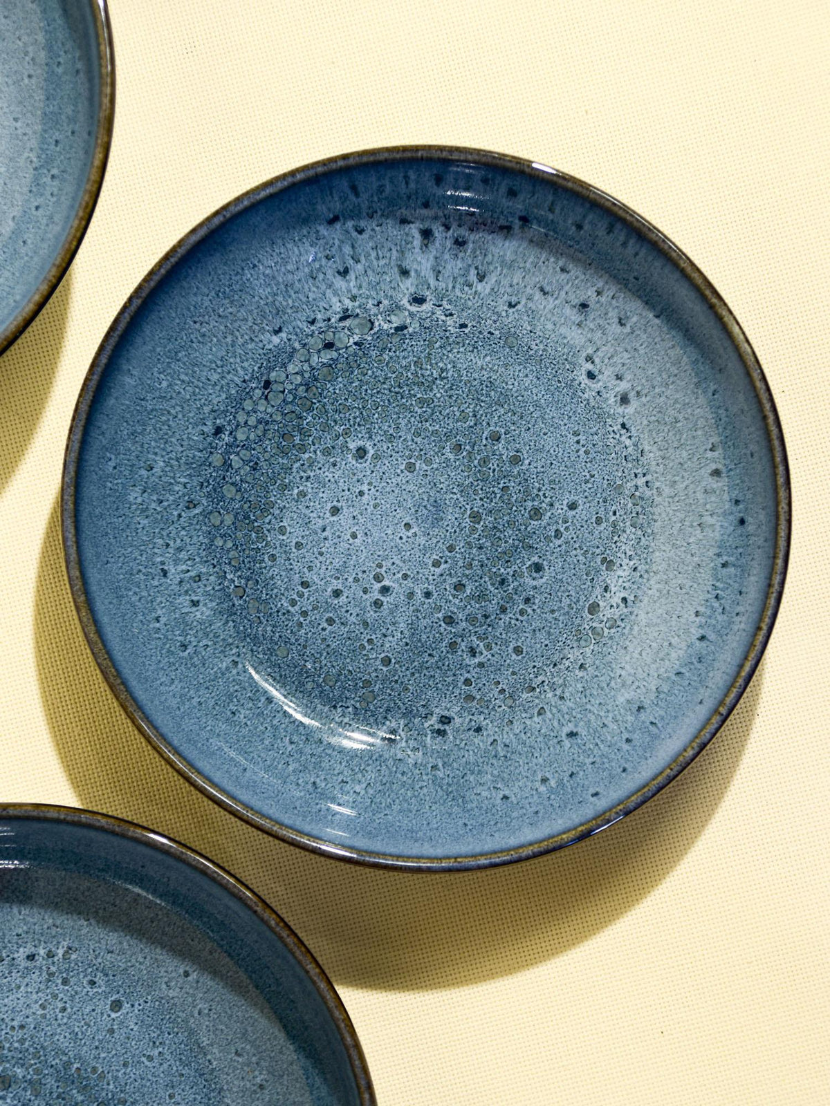 Assiette creuse en céramique émail bleu marin Céladon, détail de l'émail