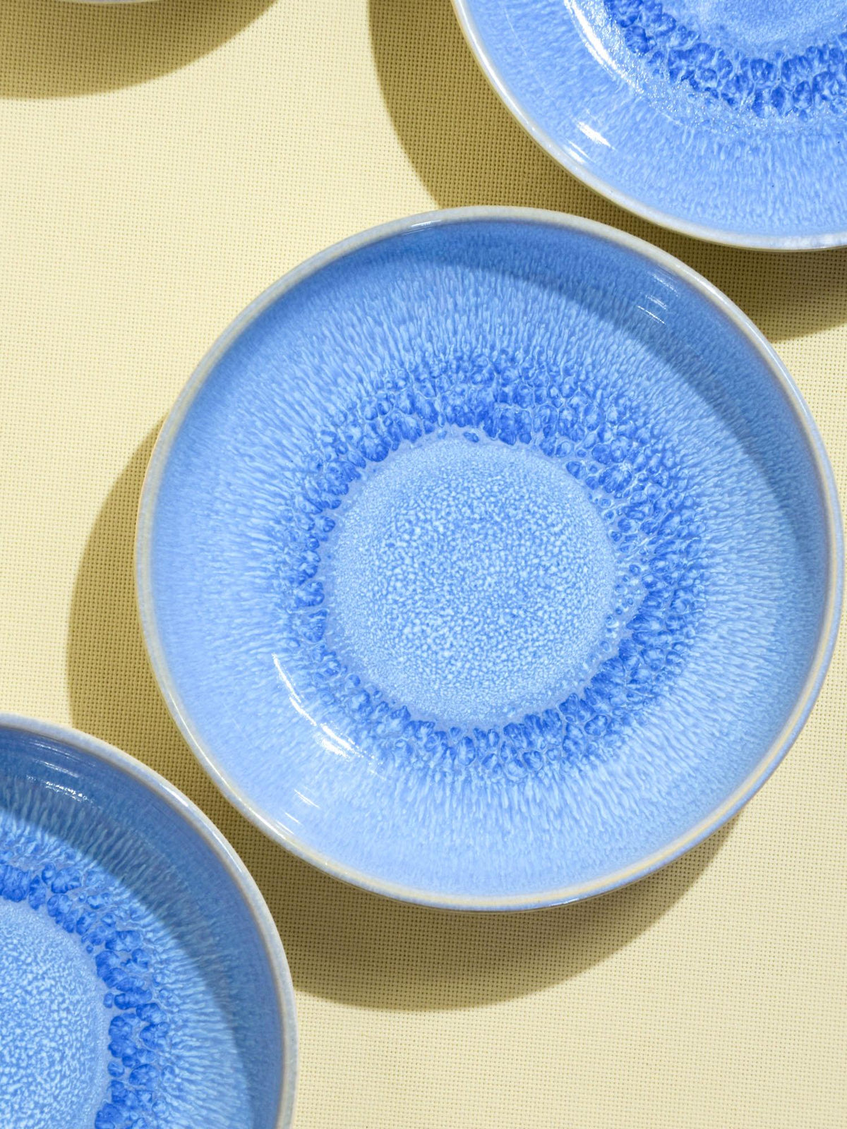 Assiette creuse en céramique émail bleu minéral Céladon, détail de l'émail