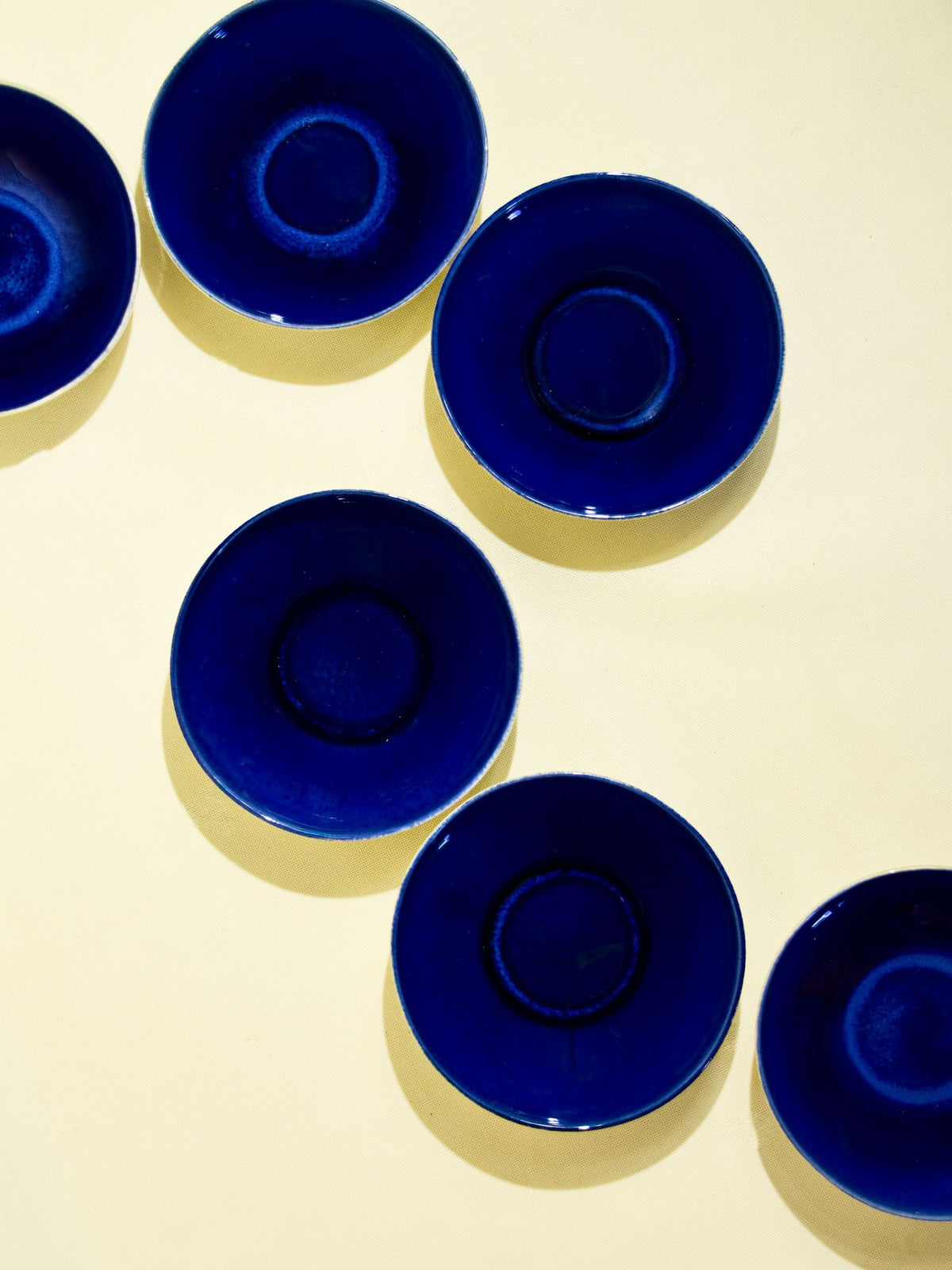 Assiette creuse en céramique émail bleu odyssée Céladon, vue de dessus