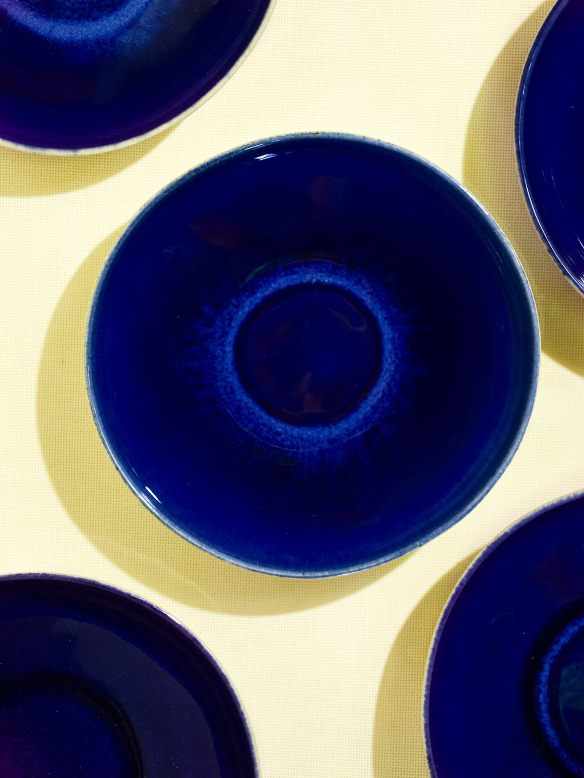 Assiette creuse en céramique émail bleu odyssée Céladon, détail de l'émail
