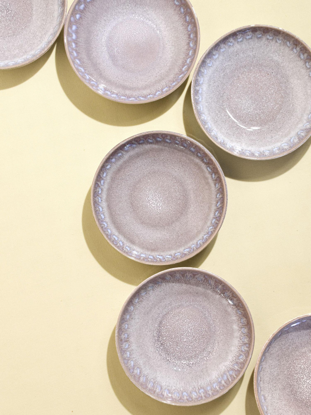 Assiette creuse en céramique émail gris audacieux Céladon, vue de dessus