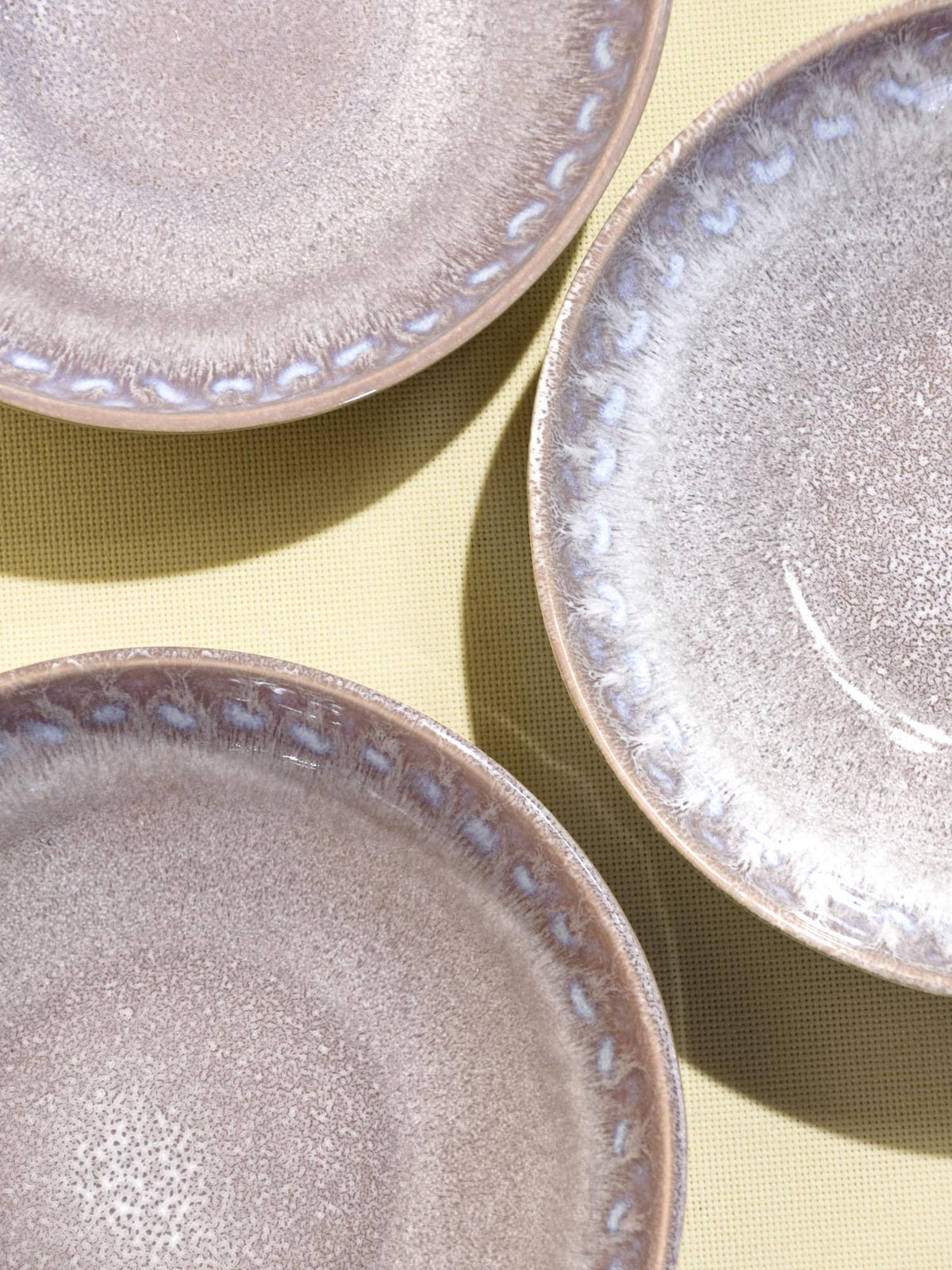 Assiette creuse en céramique émail gris audacieux Céladon, détail de l'émail