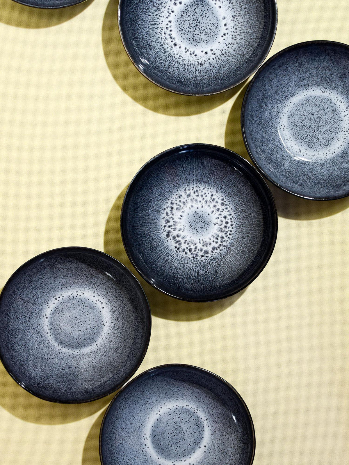 Assiette creuse en céramique émail noir écume Céladon, vue de dessus