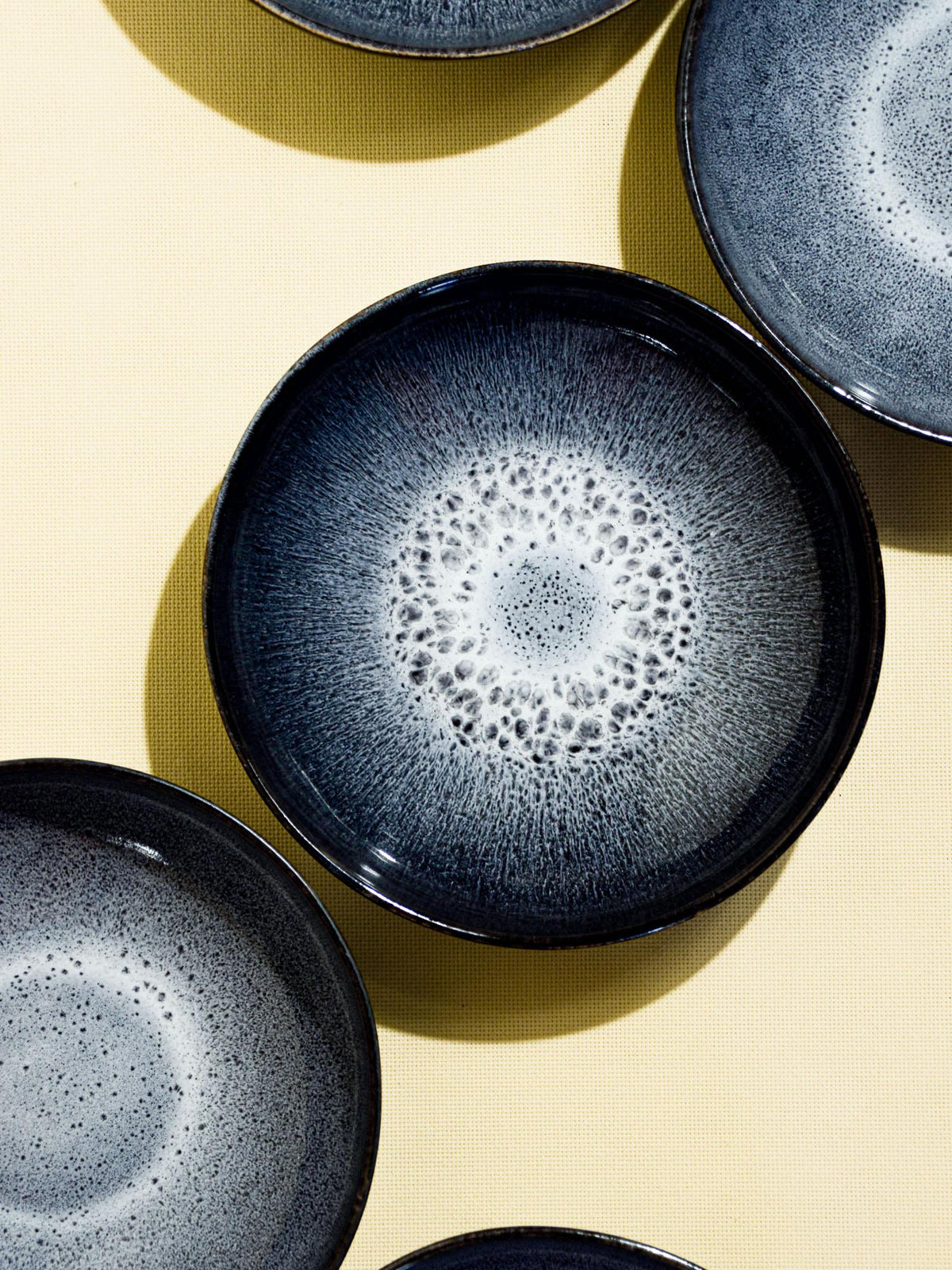 Assiette creuse en céramique émail noir écume Céladon, détail de l'émail