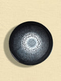 Assiette creuse en céramique émail noir écume Céladon, sur fond coloré