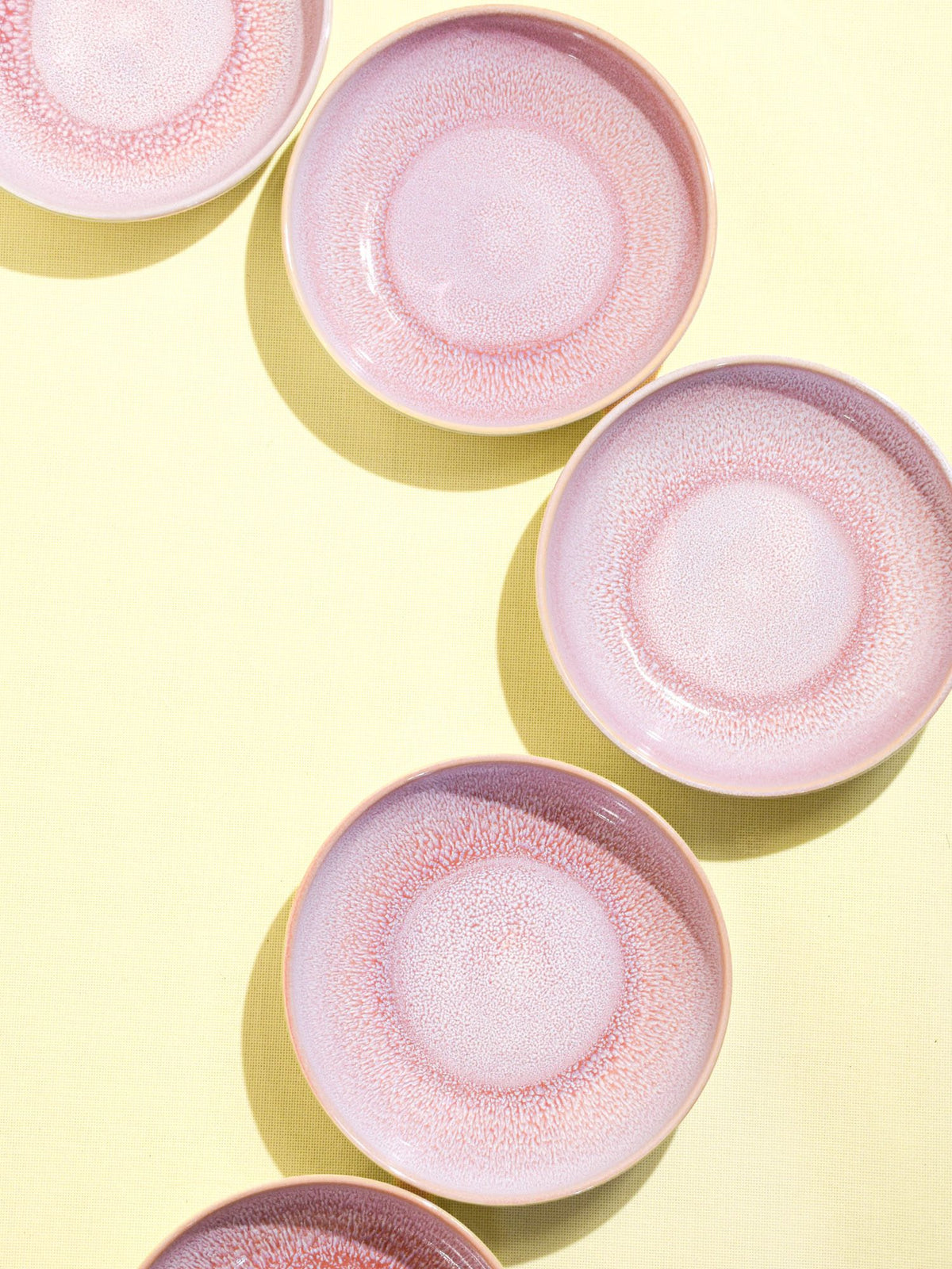 Assiette creuse en céramique émail rose minéral Céladon, vue de dessus