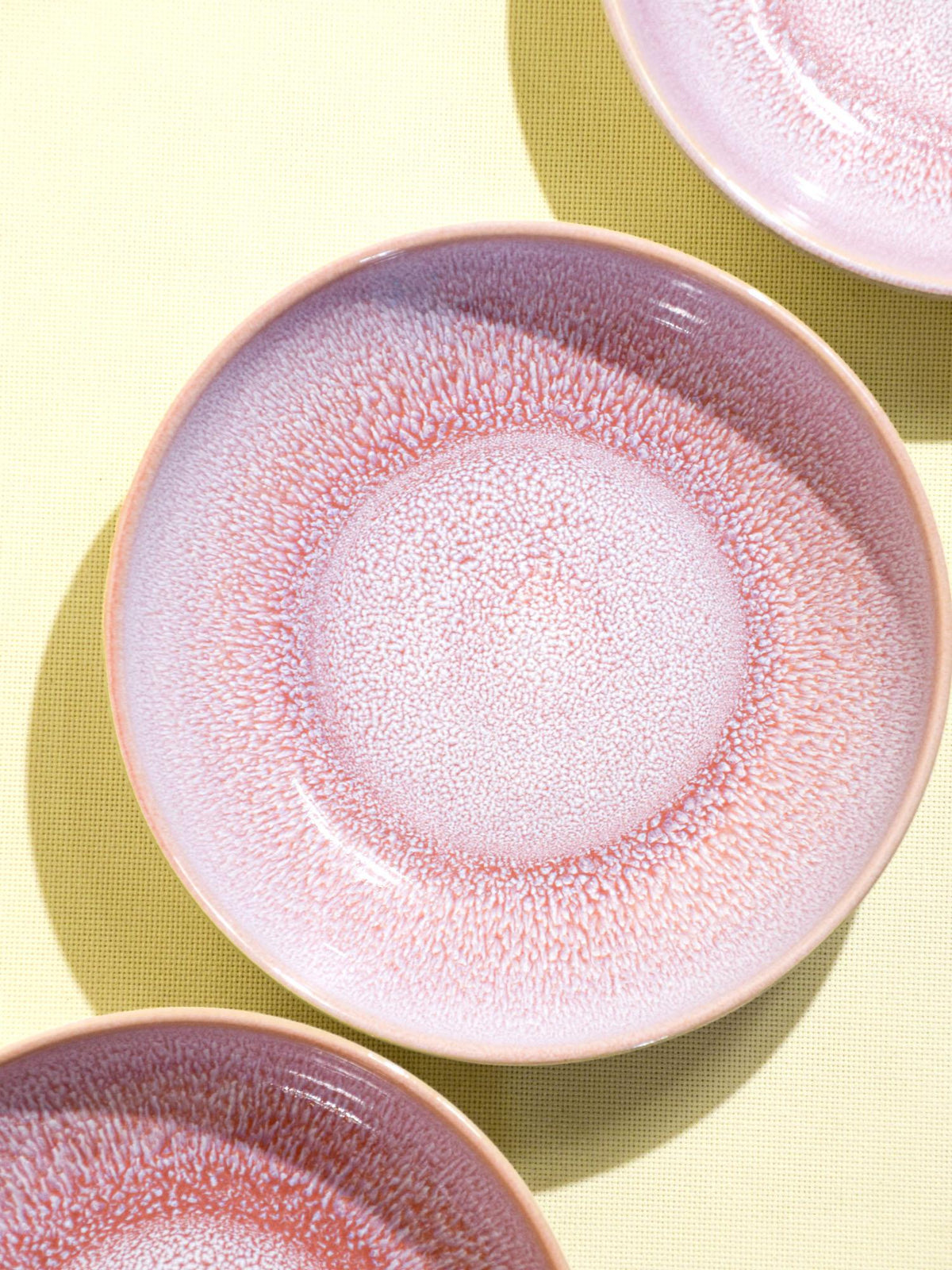 Assiette creuse en céramique émail rose minéral Céladon, détail de l'émail
