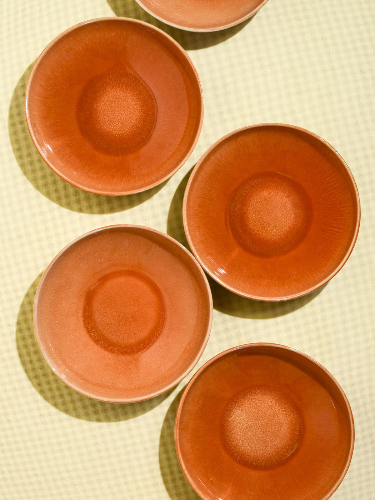 Assiette creuse en céramique émail terracotta sienna Céladon, vue de dessus