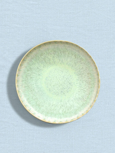 Assiette creuse en céramique émail vert audacieux Céladon, sur fond coloré