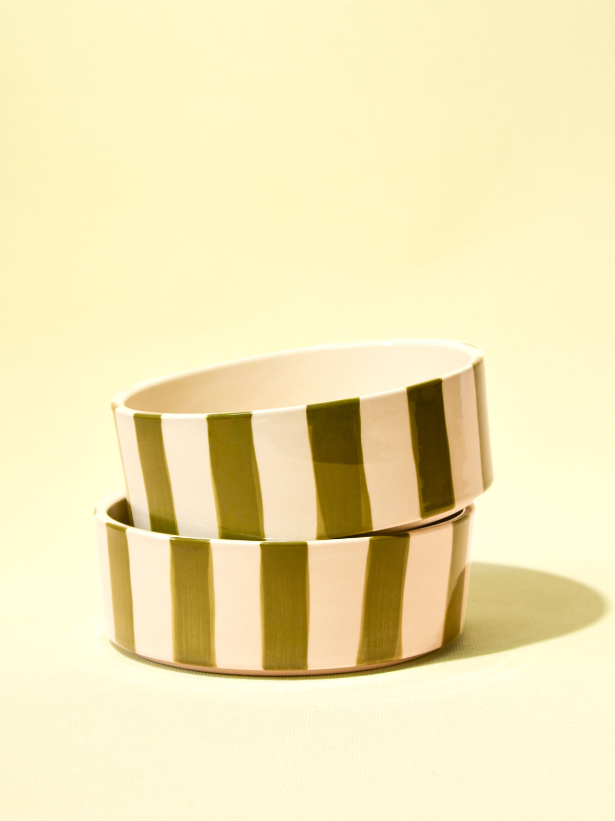 Assiette creuse en céramique motif Linhas vert Céladon, en pile