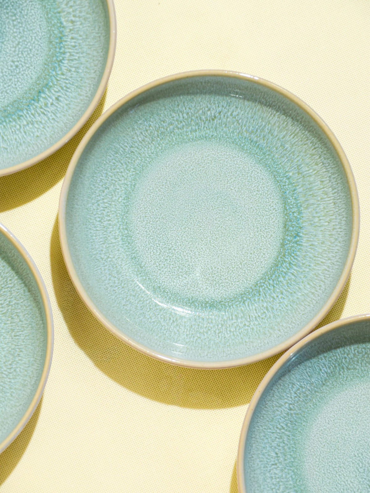 Assiette creuse en céramique émail vert minéral Céladon, détail de l'émail