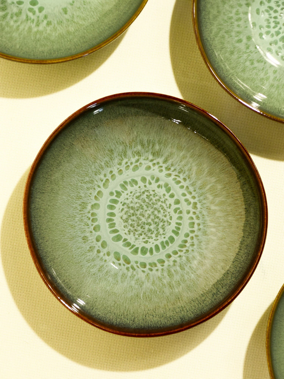Assiette creuse en céramique émail vert rivage Céladon, détail de l'émail