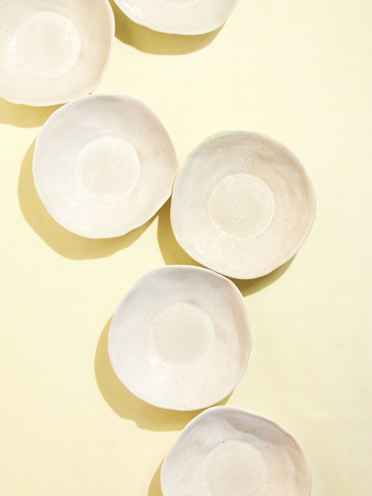 Assiette creuse Onda en céramique émail beige sable Céladon, vue de dessus