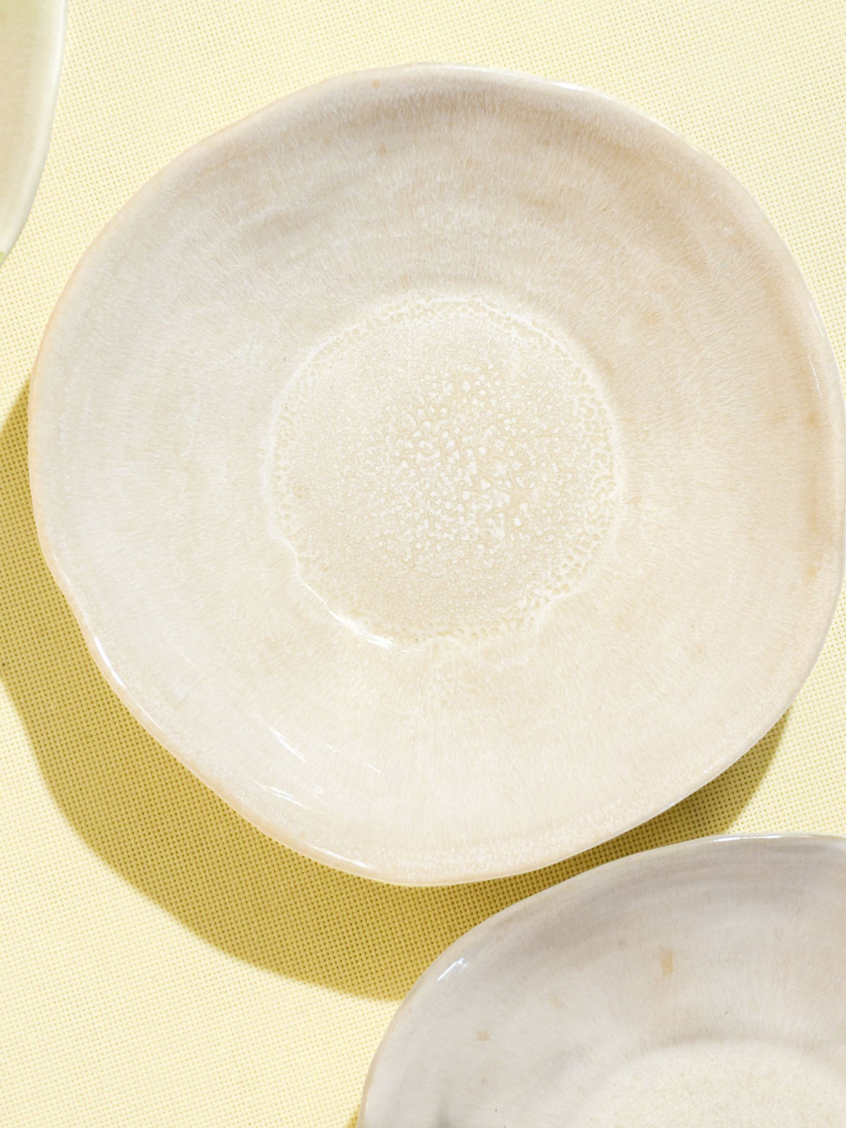 Assiette creuse Onda en céramique émail beige sable Céladon, détail de l'émail