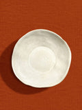 Assiette creuse Onda en céramique émail beige sable Céladon, sur fond coloré