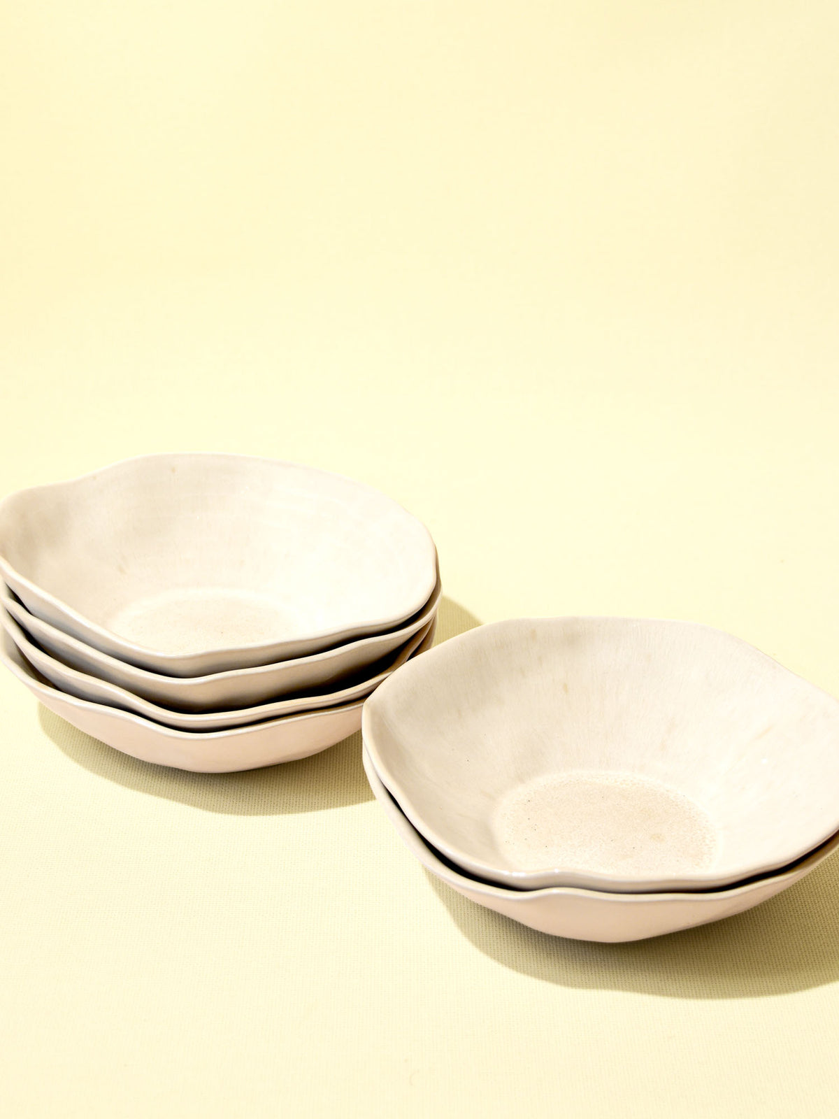 Assiette creuse Onda en céramique émail beige sable Céladon, en pile