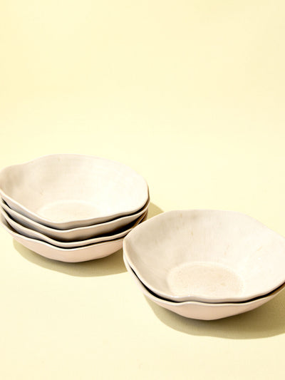 Assiette creuse Onda en céramique émail beige sable Céladon, en pile