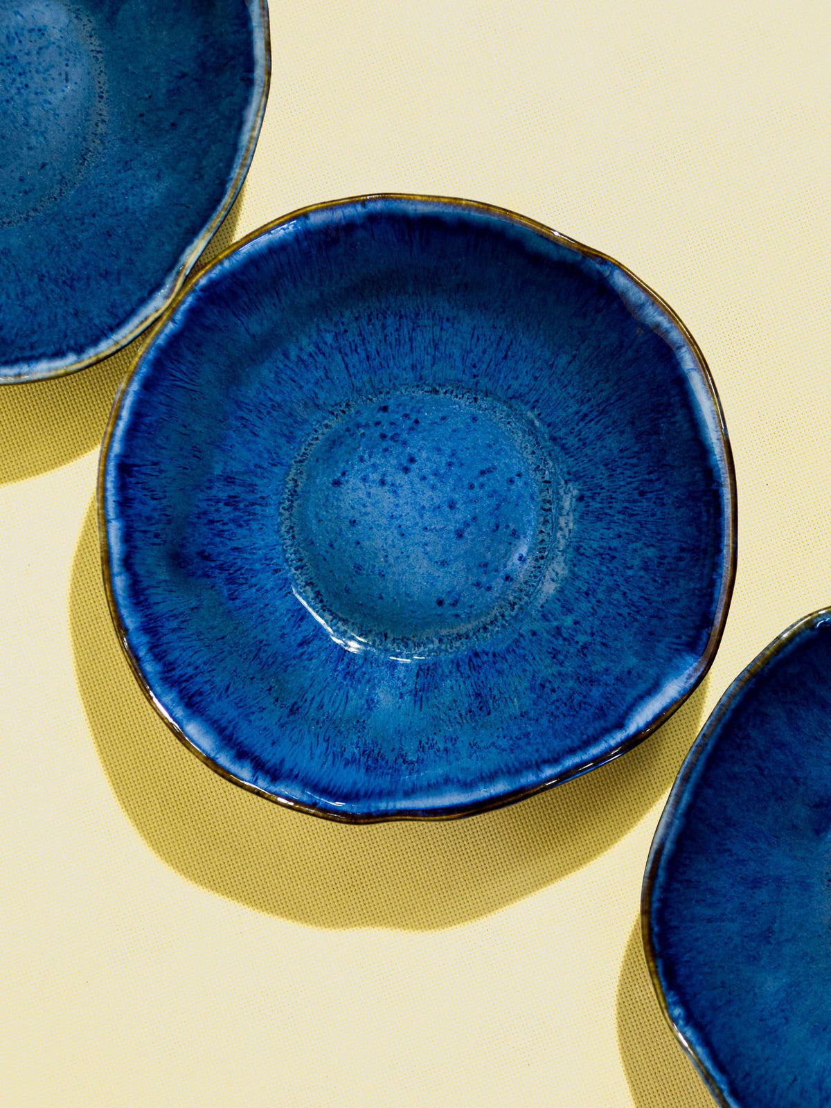 Assiette creuse Onda en céramique émail bleu abyssal Céladon, détail de l'émail