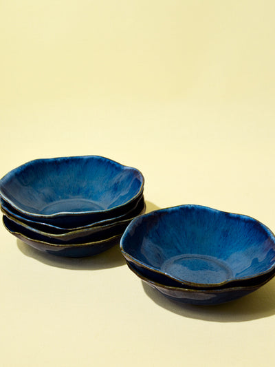 Assiette creuse Onda en céramique émail bleu abyssal Céladon, en pile