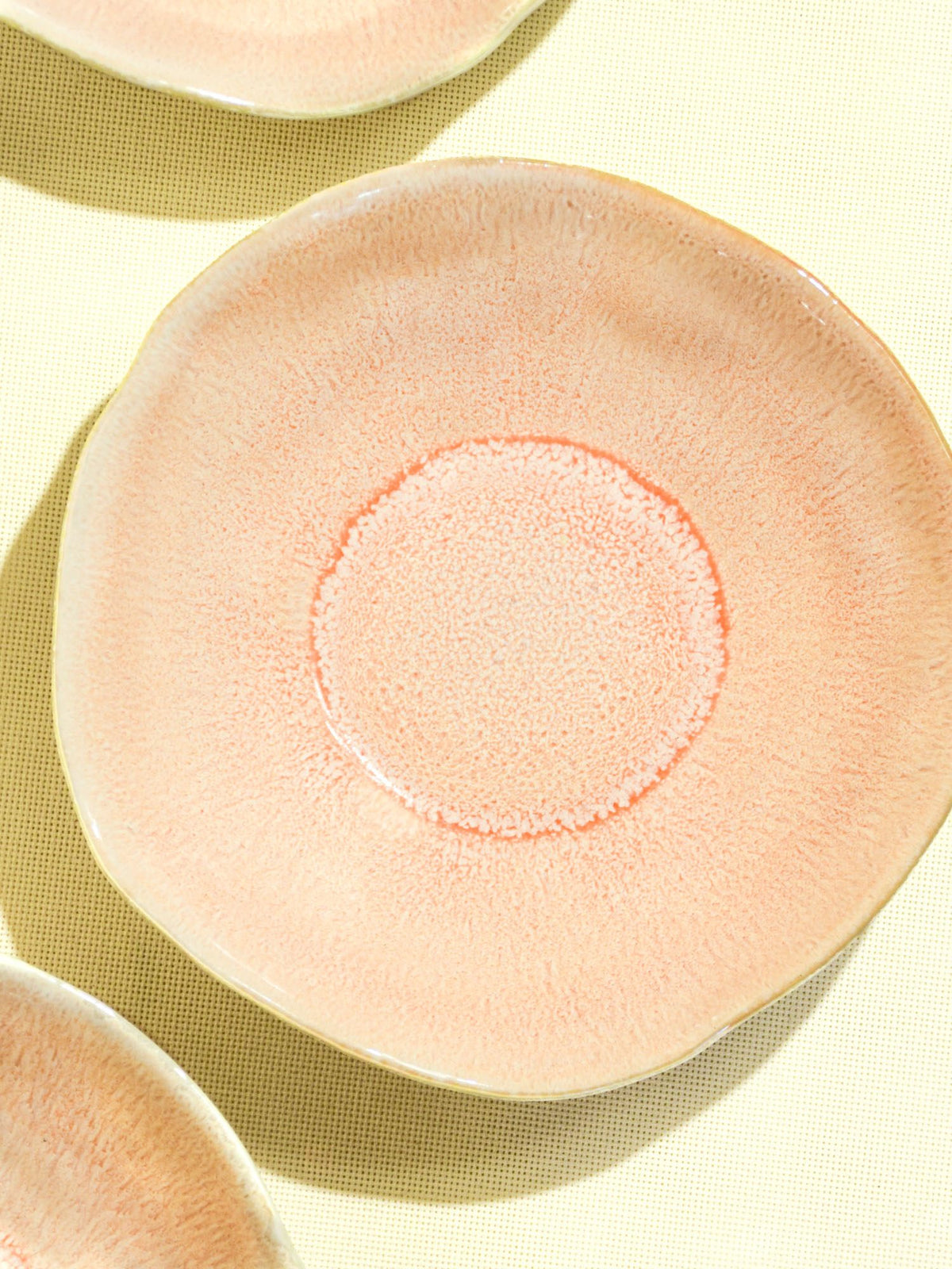 Assiette creuse Onda en céramique émail corail doré Céladon, détail de l'émail