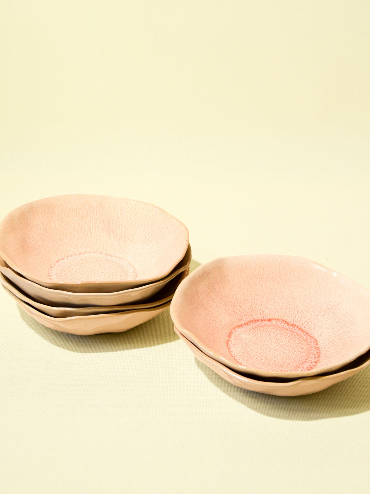 Assiette creuse Onda en céramique émail corail doré Céladon, en pile