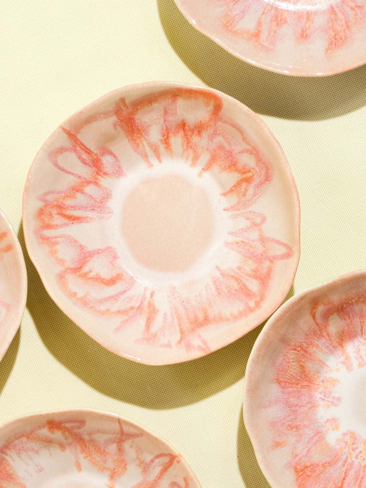 Assiette creuse Onda en céramique émail rose anémone Céladon, détail de l'émail