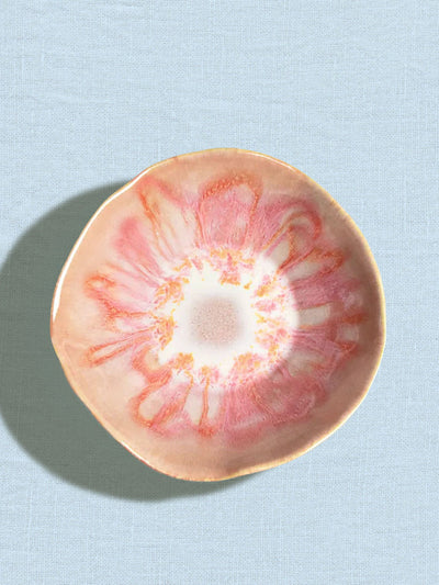 Assiette creuse Onda en céramique émail rose anémone Céladon, sur fond coloré