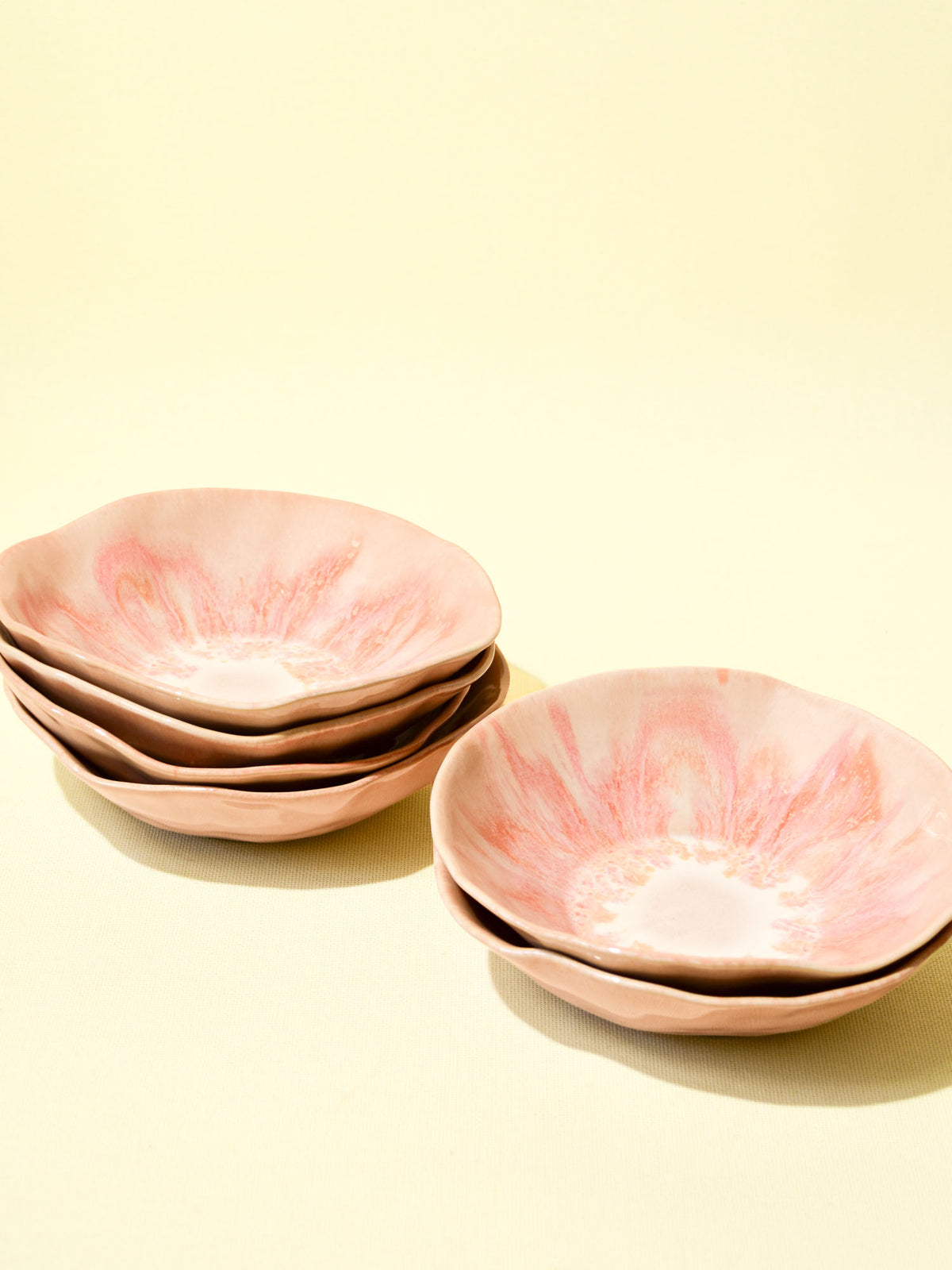 Assiette creuse Onda en céramique émail rose anémone Céladon, en pile
