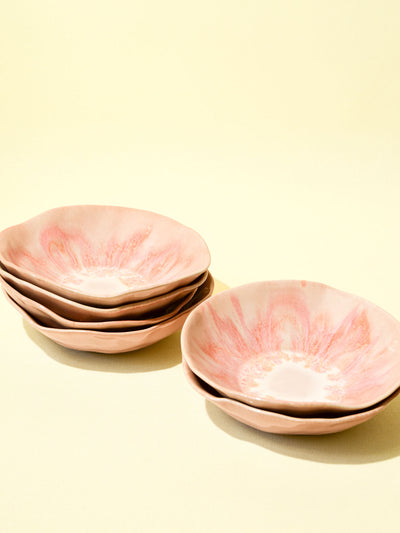 Assiette creuse Onda en céramique émail rose anémone Céladon, en pile