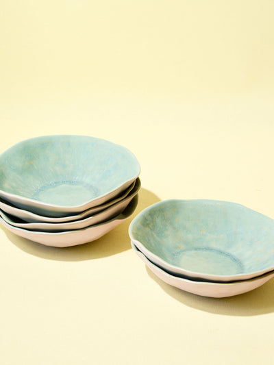 Assiette creuse Onda en céramique émail vert d'eau Céladon, en pile