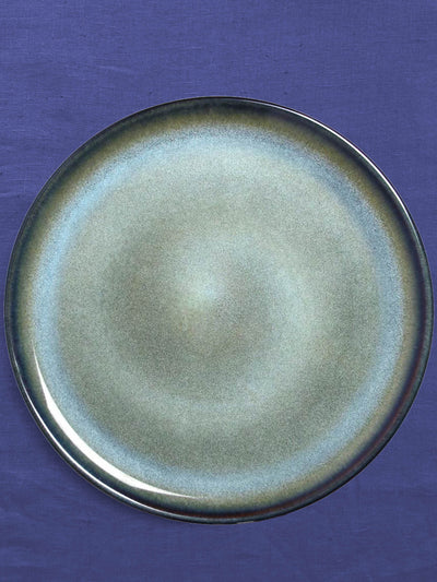 Assiette de présentation en céramique émail bleu brume Céladon, sur fond coloré