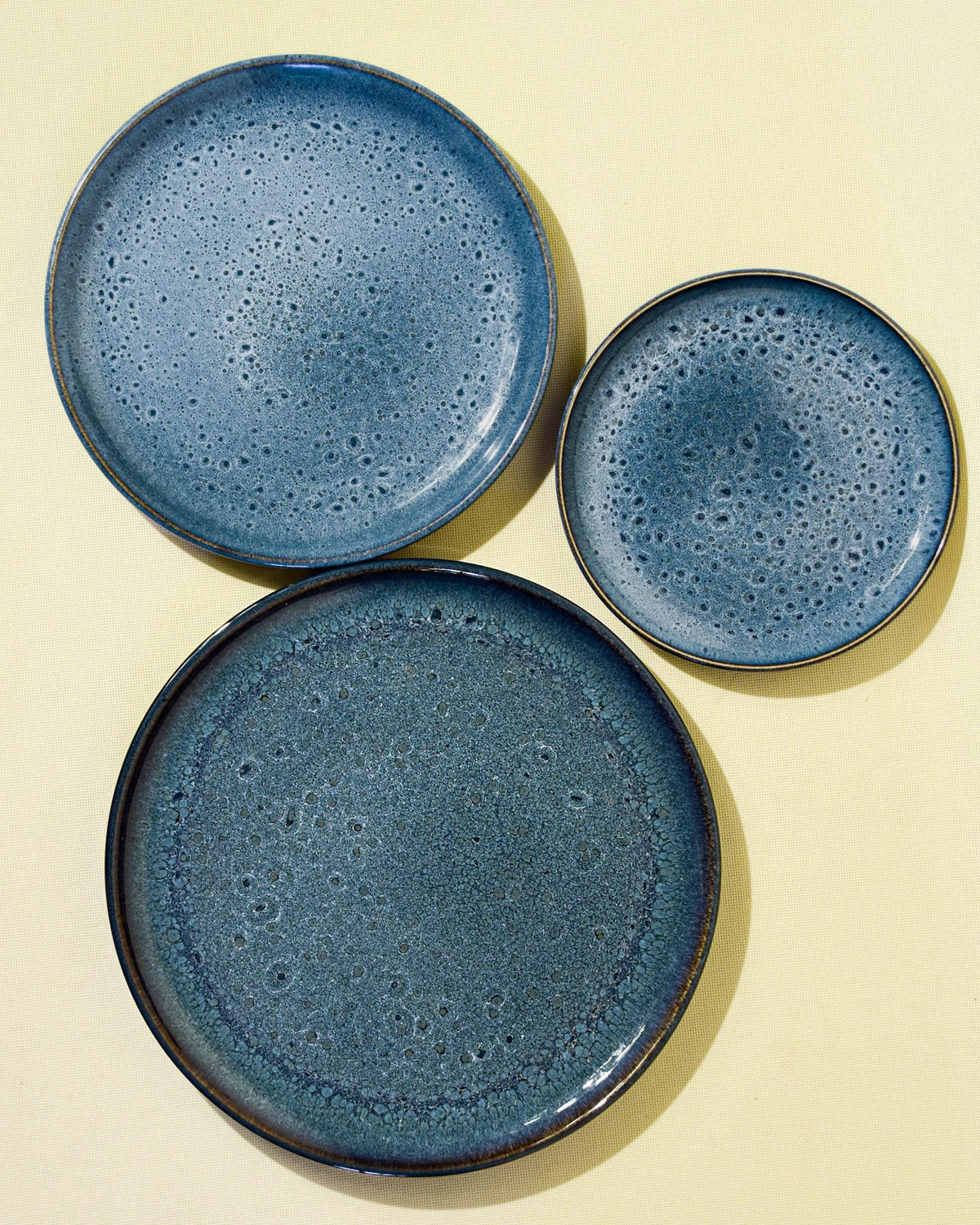 Assiette de présentation en céramique émail bleu marin Céladon, vue de dessus