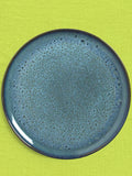 Assiette de présentation en céramique émail bleu marin Céladon, sur fond coloré