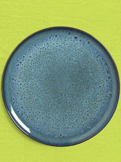 Assiette de présentation en céramique émail bleu marin Céladon, sur fond coloré