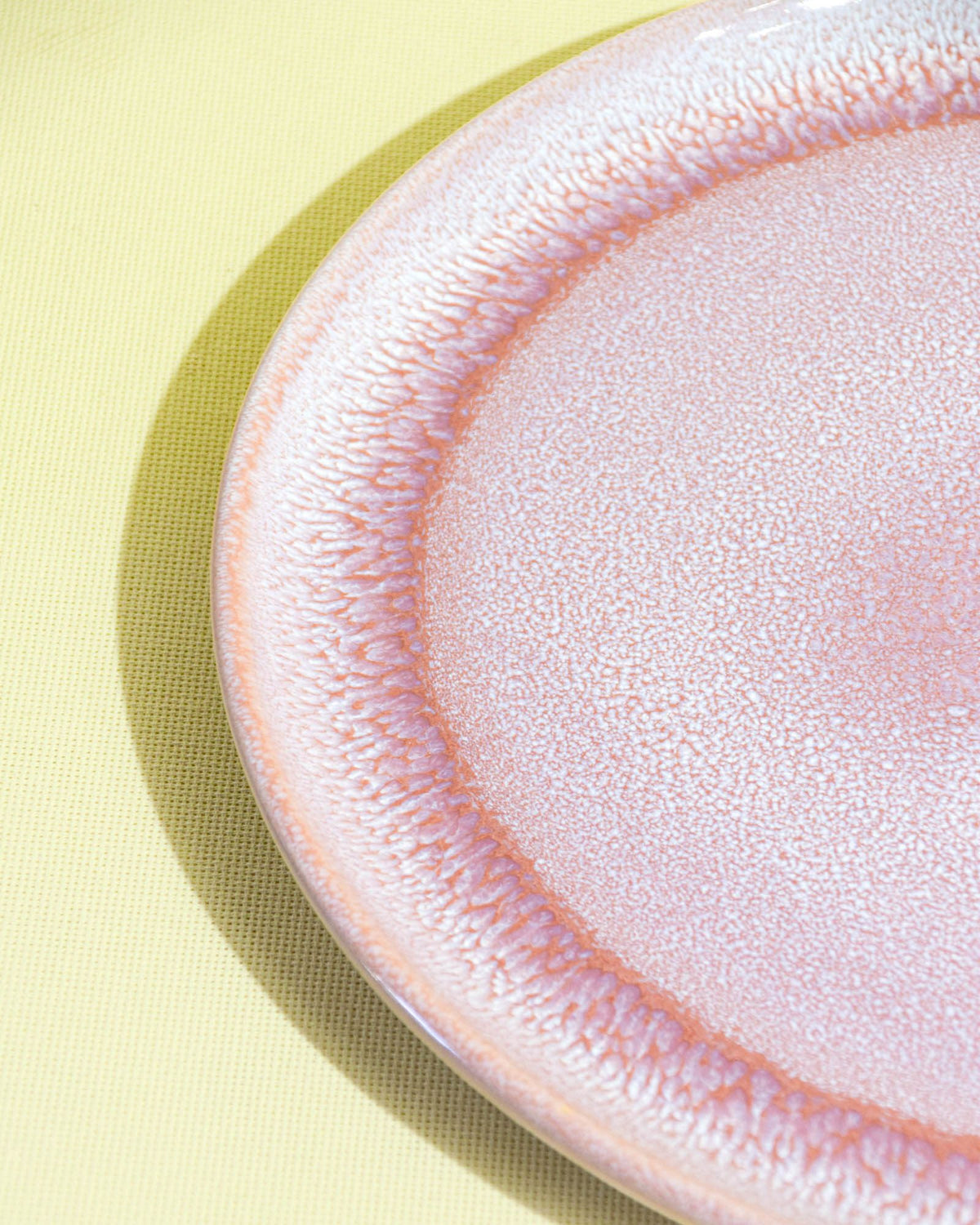 Assiette de présentation en céramique émail rose minéral Céladon, détail de l'émail