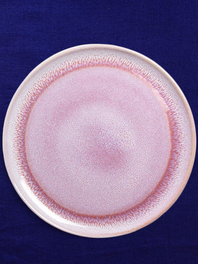 Assiette de présentation en céramique émail rose minéral Céladon, sur fond coloré