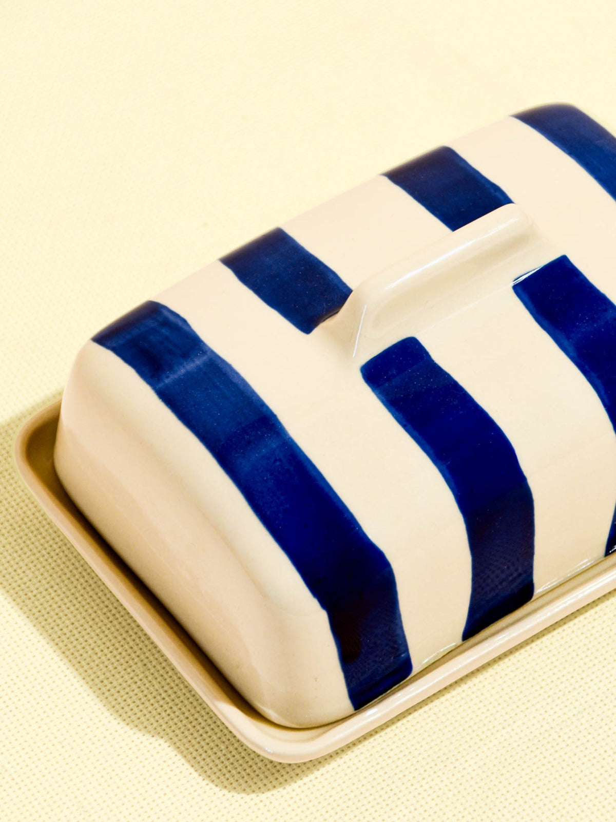 Beurrier en céramique motif Linhas bleu Céladon, détail de l'émail