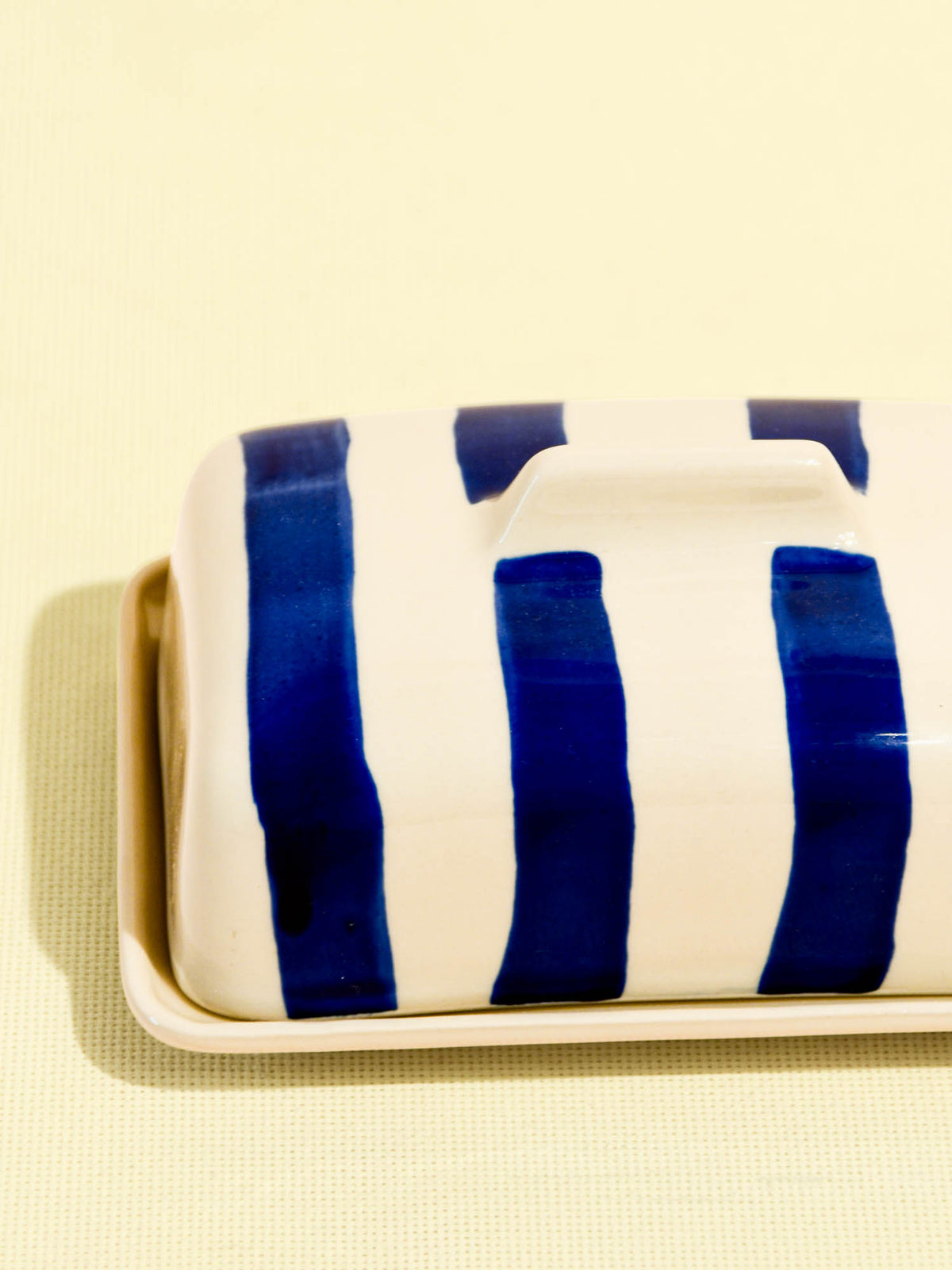 Beurrier en céramique motif Linhas bleu Céladon, détail de l'émail
