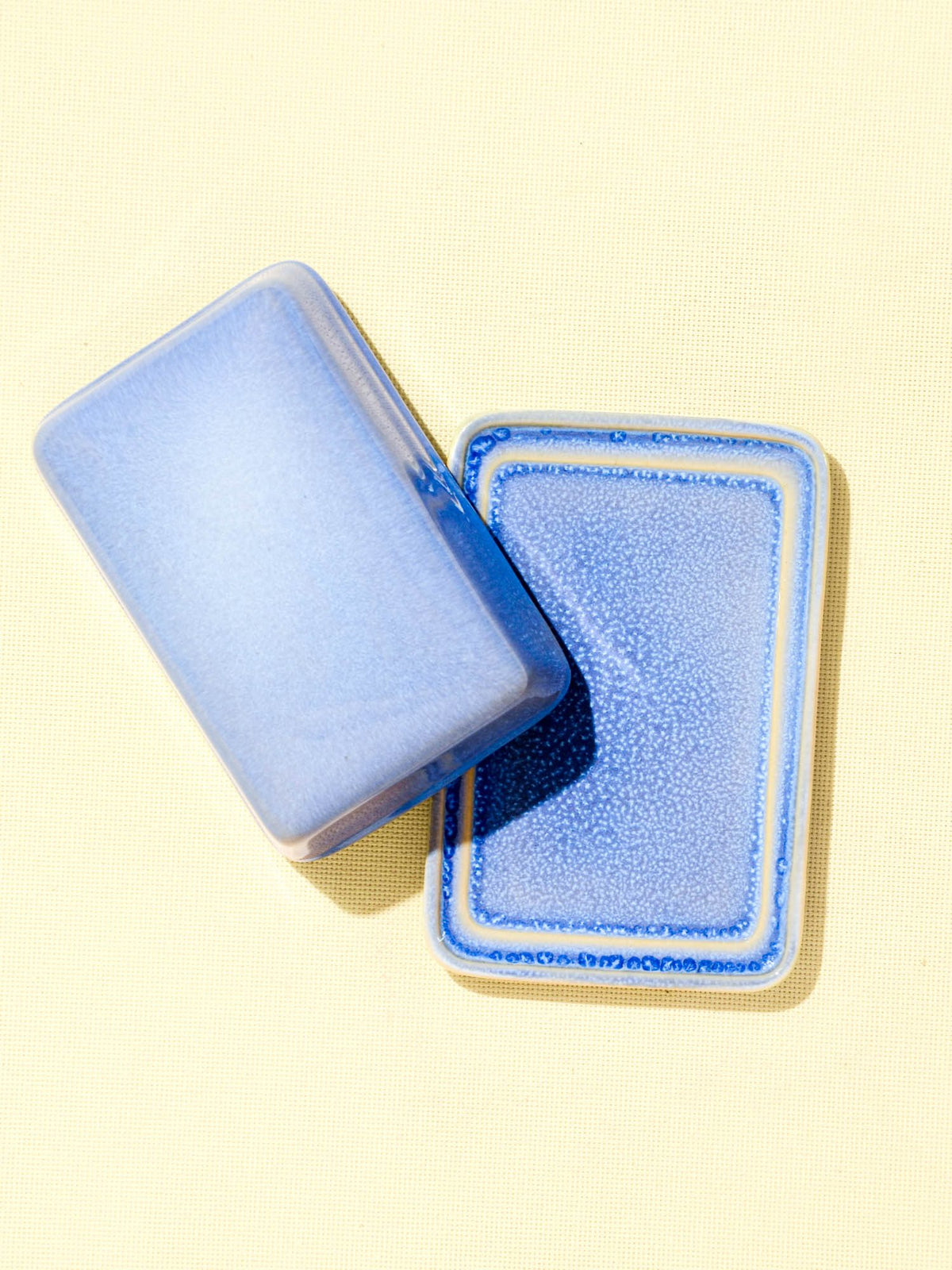 Beurrier en céramique émail bleu minéral Céladon, vue de dessus